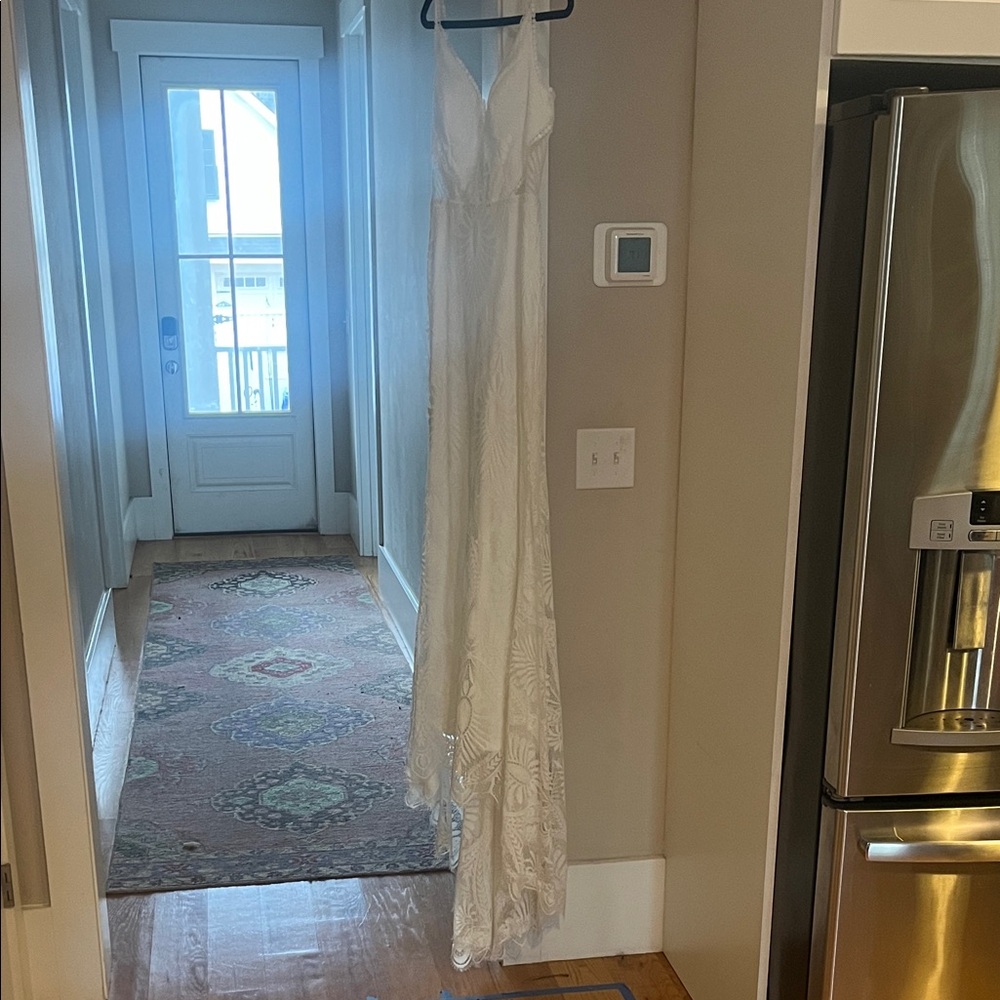 Elegant White Lace Gown - Picture 1 of 1